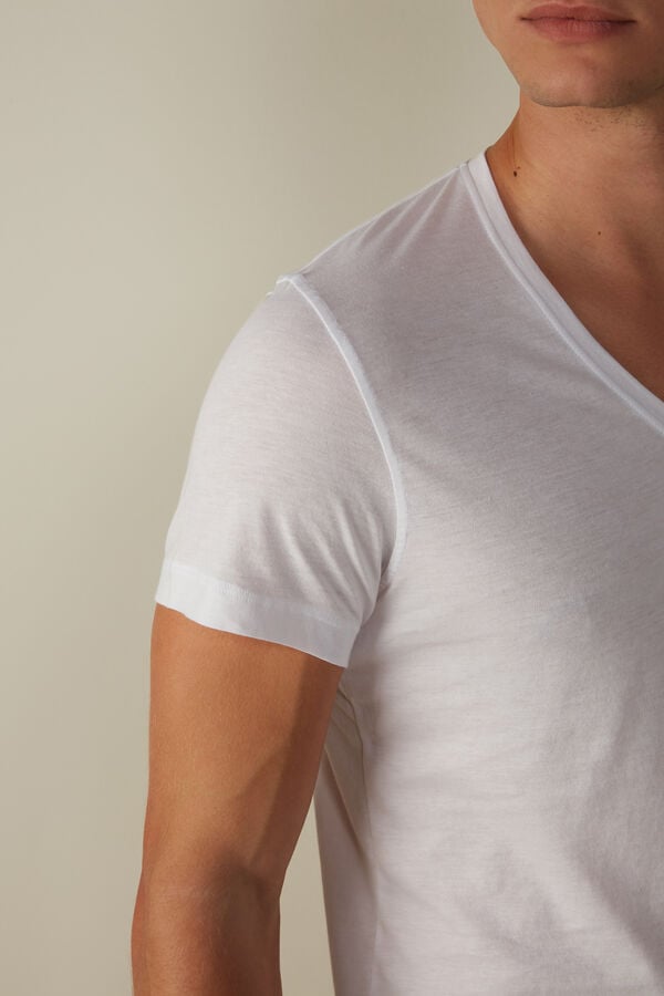 Intimssimi Short-Sleeve V-Neck T Shirt in Extra-Fine Supima® Cotton White | UUSTG23435